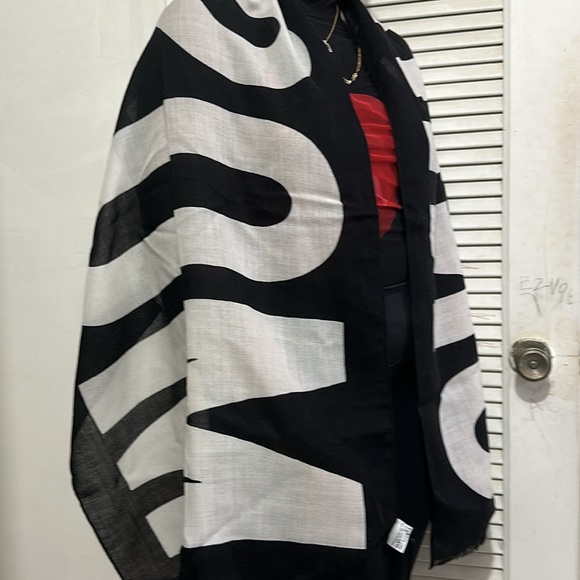 💯- New Authentic MOSCHINO
SCARF WITH LOGO - Picture 10 of 17